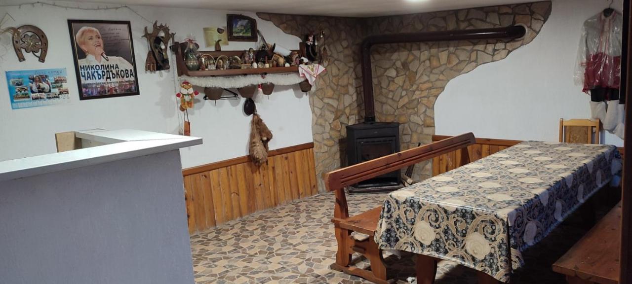 Guest House Proynovi Kalofer Eksteriør billede