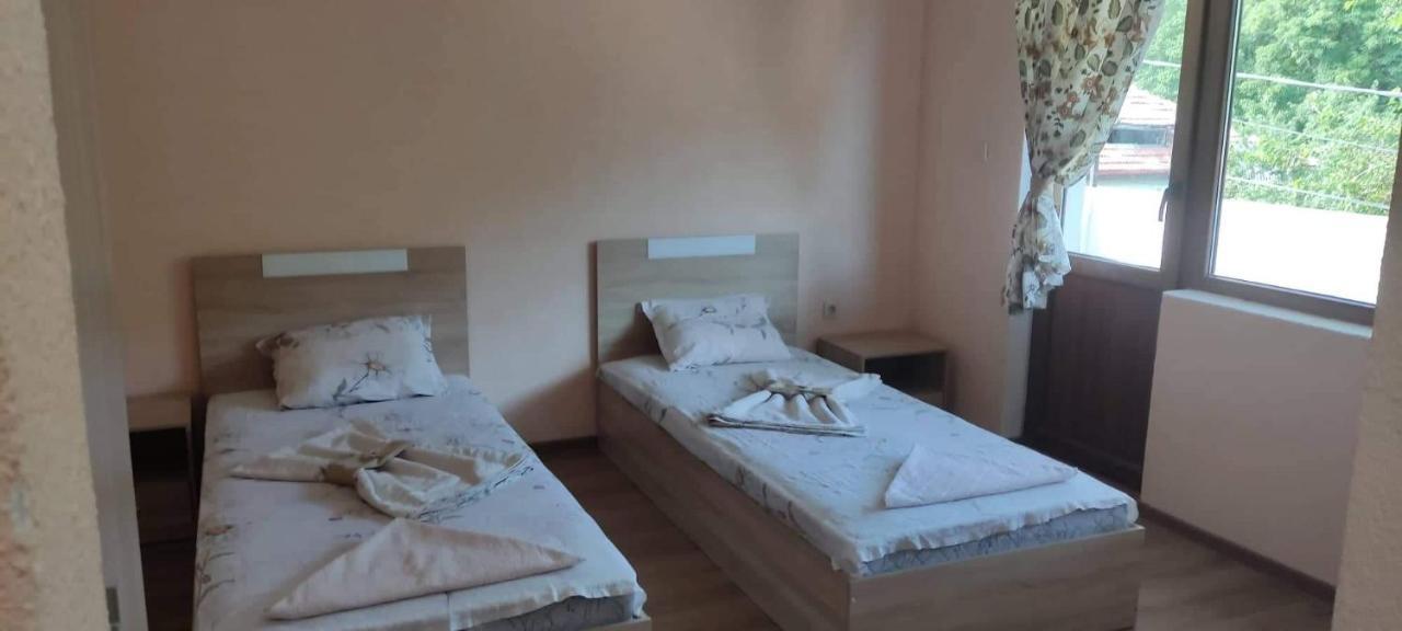 Guest House Proynovi Kalofer Eksteriør billede