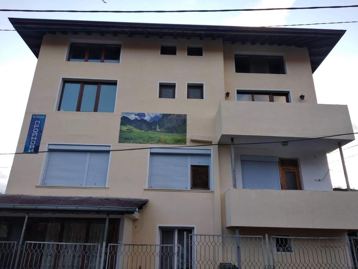 Guest House Proynovi Kalofer Eksteriør billede
